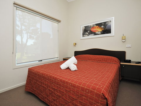 NRMA Eastern Beach Holiday Park - Accommodation QLD 3