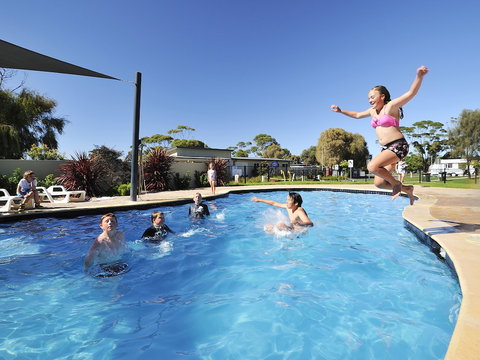 NRMA Eastern Beach Holiday Park - Accommodation QLD 1
