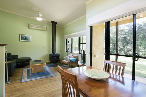 Milton Country Cottages - Accommodation QLD 4
