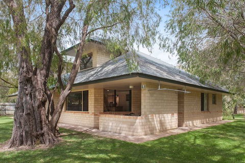 Siesta Park Holiday Resort - Accommodation QLD 2