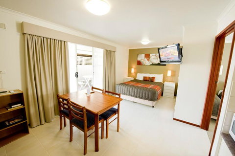 Redwood Manor Motel Apartments - Accommodation QLD 3