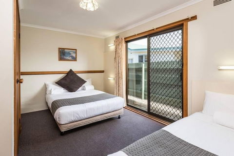 Lakes Jakaranda Holiday Units - Accommodation QLD 5