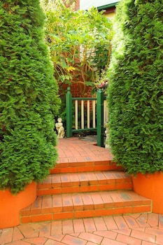Mary Card's Coach House - Accommodation QLD 2