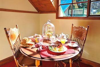 Mary Card's Coach House - Accommodation QLD 4