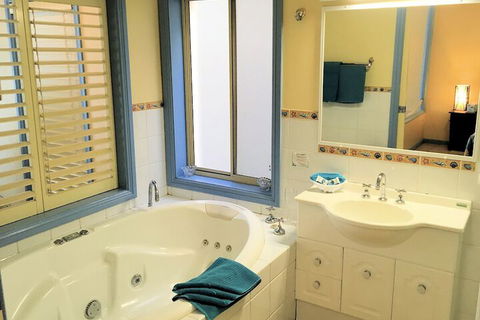 Al Mare Beachfront Retreat - Accommodation QLD 5