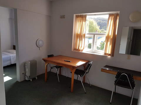 The Menai Hotel Motel - Accommodation QLD 3