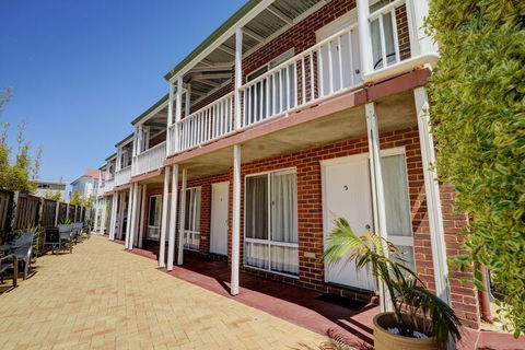 The Jetty Resort - Accommodation QLD 1