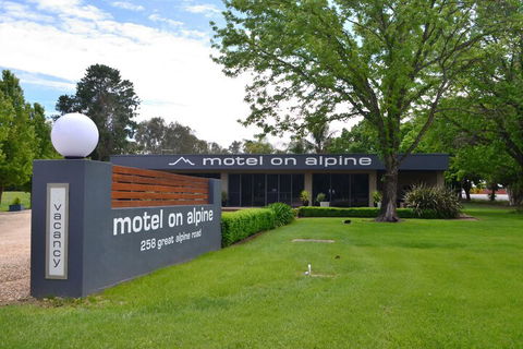 Motel On Alpine - Accommodation QLD 1