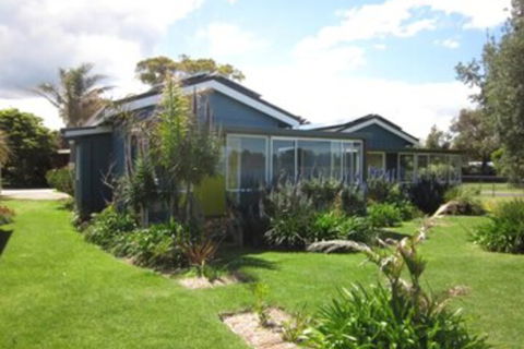 Lakes Waterfront Motel & Holiday Cottages - Accommodation QLD 1