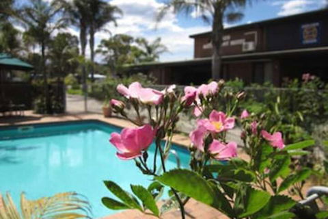 Lakes Waterfront Motel & Holiday Cottages - Accommodation QLD 2