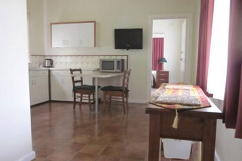 Lakes Waterfront Motel & Holiday Cottages - Accommodation QLD 6