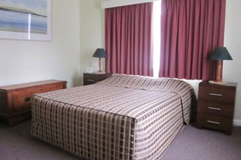 Lakes Waterfront Motel & Holiday Cottages - Accommodation QLD 5