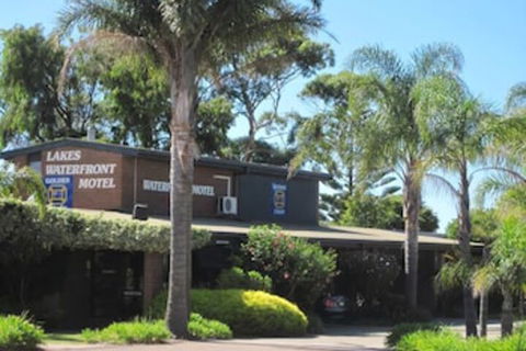 Lakes Waterfront Motel & Holiday Cottages - Accommodation QLD 0