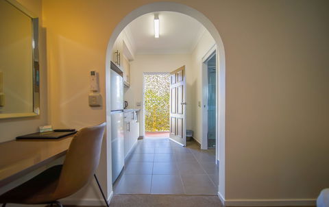 Hamiltonâ€™s Queanbeyan Motel - Accommodation QLD 1