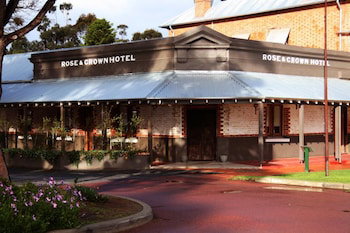 Rose & Crown Hotel - Accommodation QLD 5