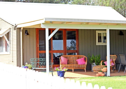 Outback Cellar & Country Cottage - Accommodation QLD 6