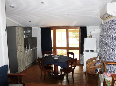 Outback Cellar & Country Cottage - Accommodation QLD 3