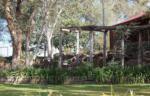 Outback Cellar & Country Cottage - Accommodation QLD 4
