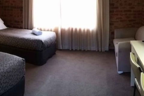Sugarloaf Motel - Accommodation QLD 3