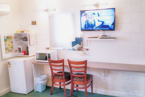 A & A Lodge Motel Emerald - Accommodation QLD 6