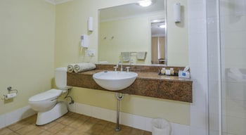 Golden Guitar Motor Inn - Accommodation QLD 6