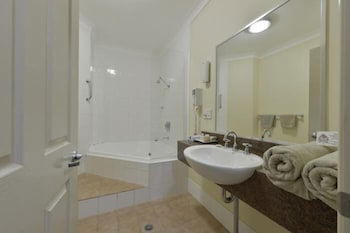 Golden Guitar Motor Inn - Accommodation QLD 5