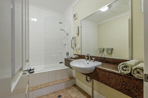 Golden Guitar Motor Inn - Accommodation QLD 2