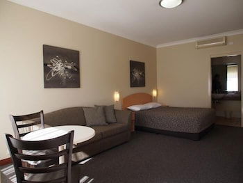 Golden Guitar Motor Inn - Accommodation QLD 4