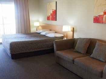 Golden Guitar Motor Inn - Accommodation QLD 3