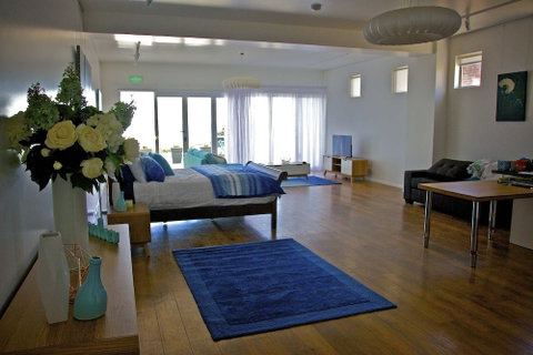Penguin Beachfront Apartments - Accommodation QLD 4