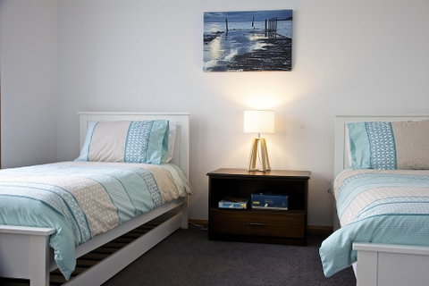 Penguin Beachfront Apartments - Accommodation QLD 2