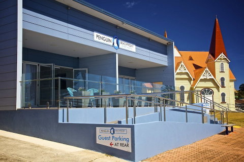 Penguin Beachfront Apartments - Accommodation QLD 0