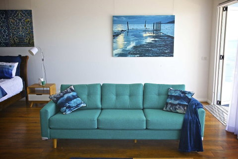 Penguin Beachfront Apartments - Accommodation QLD 5