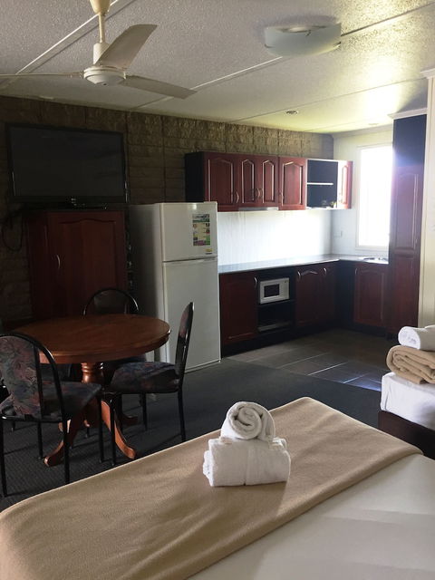 Country Plaza Motor Inn - Accommodation QLD 6