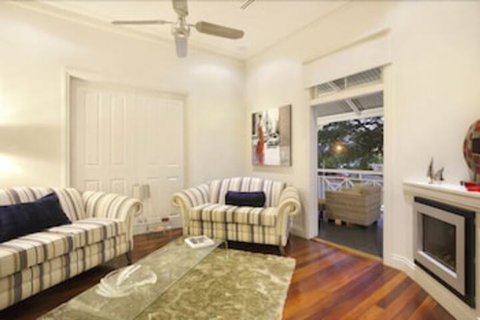 Lambert House - Accommodation QLD 4