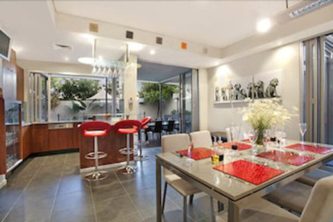 Lambert House - Accommodation QLD 3