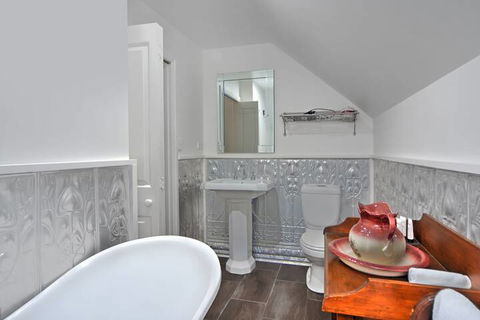 The Pines Bed & Breakfast - Accommodation QLD 7