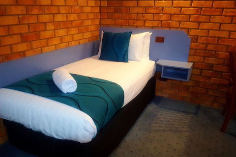 Centrepoint Motel - Accommodation QLD 3