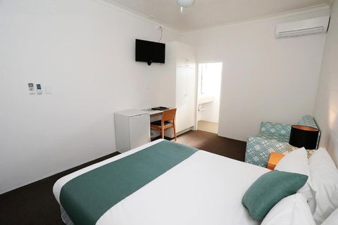 Q Express - Accommodation QLD 6