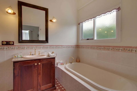 Walton House - Accommodation QLD 0