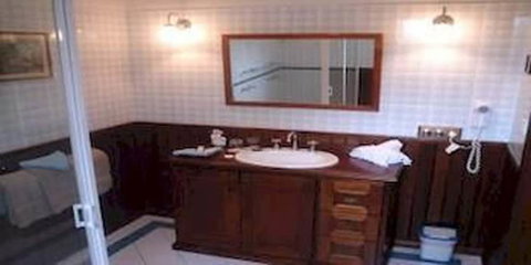 Walton House - Accommodation QLD 3