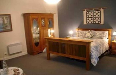 Walton House - Accommodation QLD 4