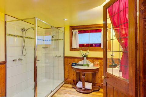 Arcadia Cottages - Accommodation QLD 6