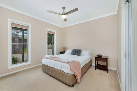 Kennedy Holiday Villas - Accommodation QLD 3