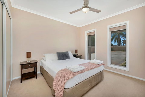 Kennedy Holiday Villas - Accommodation QLD 2