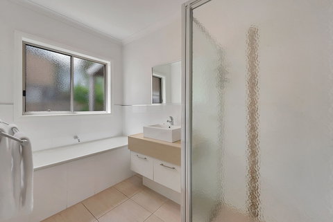 Kennedy Holiday Villas - Accommodation QLD 6