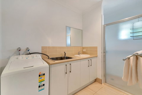 Kennedy Holiday Villas - Accommodation QLD 4