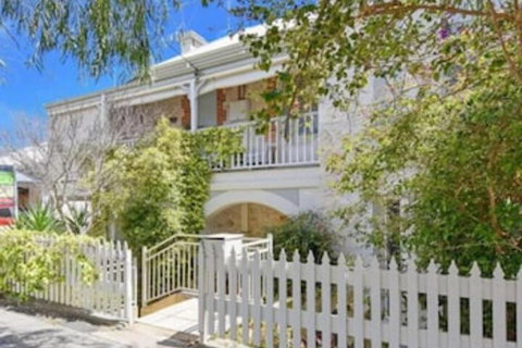 Arundel's Boutique Accommodation - Accommodation QLD 0