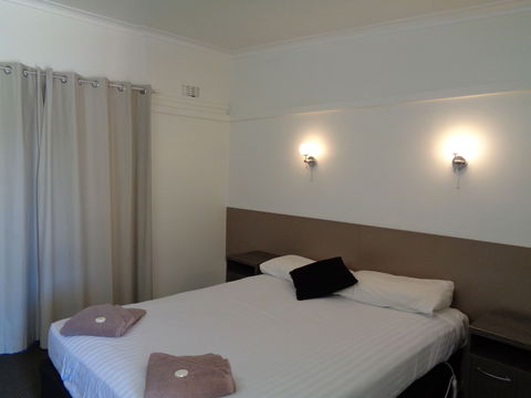 Parkway Motel - Accommodation QLD 3