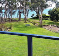 Four Seasons Waterfront Villas - Accommodation QLD
